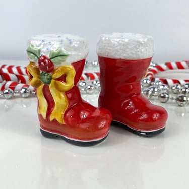 Santas Boot Salt and Pepper Shaker Set, Red Santa's Boots, Red Santa Boots Large Bow, Vintage Set Christmas Boots, Old Christmas Decor 