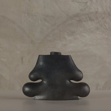 BLACK CLAY VESSEL BY ROSITA RELAMPAGO ENTITLED 'AXLAMARD'