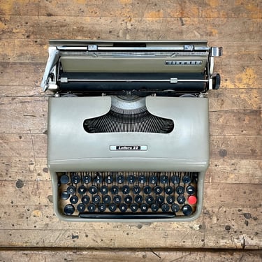 Olivetti Lettera 22 Typewriter Vintage 1970s Mid-Century Portable Made in Italy Ivrea 