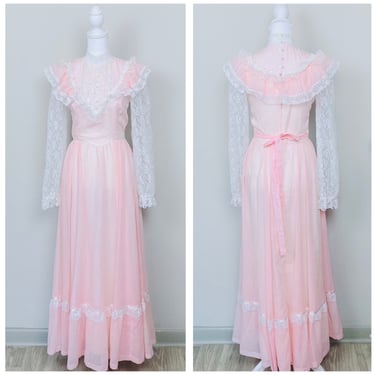1970s Vintage Baby Pink Pastel Cotton Gunne Sax Dress / 70s Victorian Lace Sleeve Ruffled Prairie Gonw / Small 