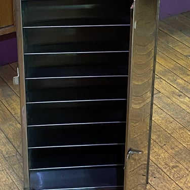 Metal Storage Cabinet w Shelves and Handle