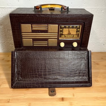 Pristine Original 1948 Sparton Portable AC/DC/Battery Suitcase Radio, Model 6-06 
