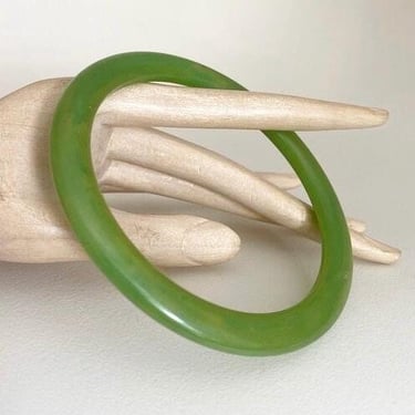 Art Deco 1920-30s  Vintage bright green semi translucent Phenolic Bakelite  bracelet bangle by BakeliteBa