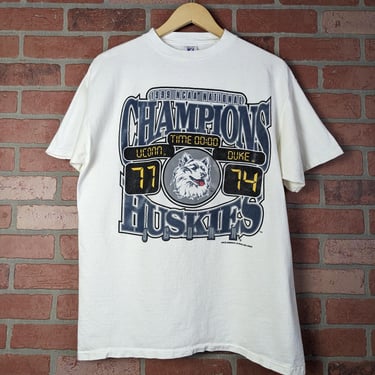 Vintage 1999 NCAA National Champions Uconn Huskies ORIGINAL Collegiate Basketball Tee - Large 