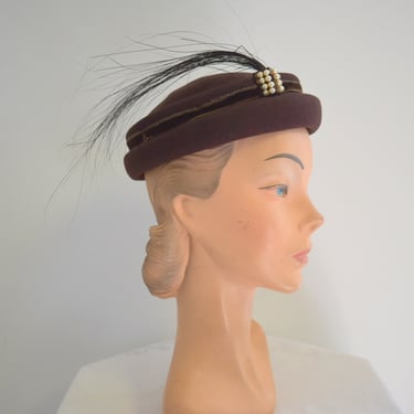 1940s New York Creations for Saks Brown Wool Felt Hat with Black Feathers and Faux Pearls 