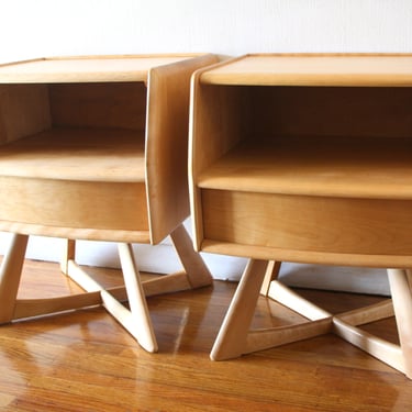 Mid Century Modern Pair of Heywood Wakefield Sculptura Side End table Nightstands