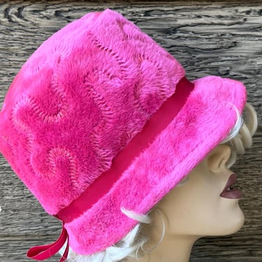 vintage hot pink cloche hat 1960s mod fuzzy zig zag stitch bucket chapeau cap 