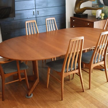 Restored Danish teak round-to-oval expandable dining table by Arne Halvorsen, (extends 51.5" to 90.5") 