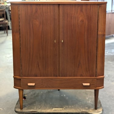 (reserved) Corner Cabinet