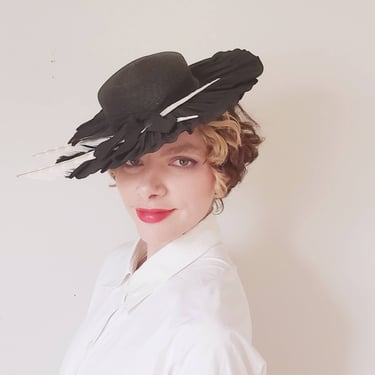 1930s Black Pleated Cocktail Hat Wide Brim with White Feathers / 30s Cocktail Hat Angela Oak Park / Kata 