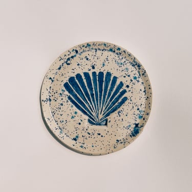 ceramic dish. blue speckle seashell 01. trinket or serving tray. glazed stoneware. 6 inch plate. 
