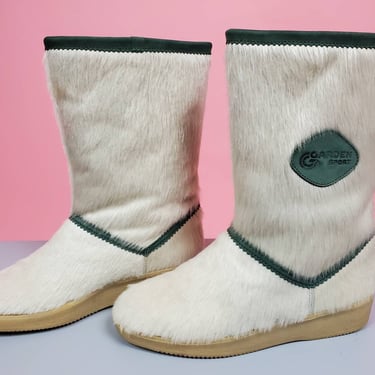Vintage aprés ski boots by Garden Sport. White cow hide & rich aqua  nubuck. (Size 8) 