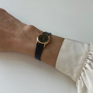 Vintage Gold Tone and Onyx Leather Strap Watch