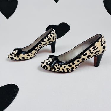 1960s vintage leopard print high heels shoes 60s mod pony hair fur patent leather bow pumps round toe cheetah classic kitten heel size 5 M 