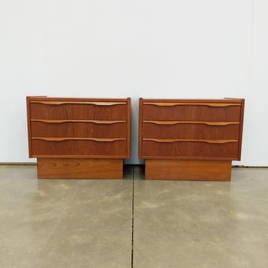 Pair of Vintage Mid Century Modern Teak Nightstands 