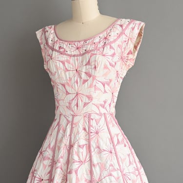 Vintage 1950s Dress | Gorgeous Textured Embroidered White Cotton Full Skirt Bow Dress | Small 