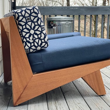 Contemporary Outdoor Lounge Chair 