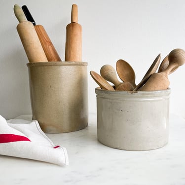 Vintage kitchen utensils hang on a rustic wooden rack | Premium AI