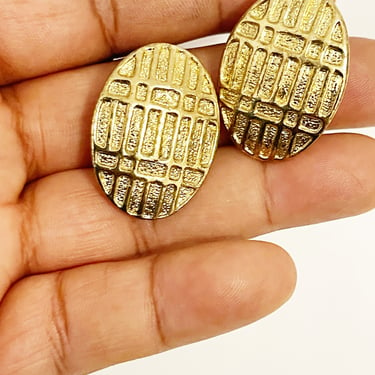 Vintage 1980s Jordache Clip Earrings Gold Tone Oval Honeycomb Design Clip Ons Earrings Vtg Statement Earrings Fashion Jewelry Large Clip-ons 