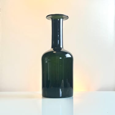 Holmegaard handblown gull vase in super dark green glass by Arne Bang 