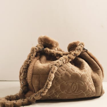 Vintage CHANEL Light Brown Suede + Mouton Chain Strap Bag 22 Bag Shearling CC Logo Hobo Crossbody Shoulder Bag Drawstring 2000s Y2K Fur 