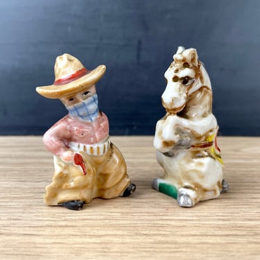 Outlaw and horse salt and pepper shakers - 1950s vintage 
