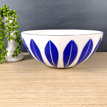 Catherineholm lotus bowl - 9" - blue and white 