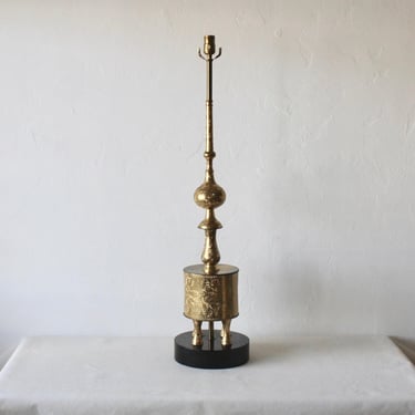 Large Mid-Century Ottoman Indian Moorish Style Embossed Etched Brass Table Lamp 