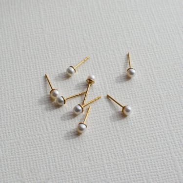 Mini pearl earrings