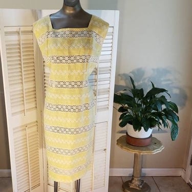 Vintage 50s Pale Yellow Linen and Lace Wriggle Dress of Your Dreams crochet trim embroidery  L 