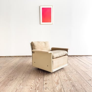 Mid Century Lounge Sessel, Easy Chair by Dieter Rams for Vitsoe, German Design fiber glass Armchair with Suede cushions, 1960s 