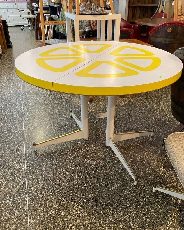 70’s lemon table with a leaf! 42” across without leaf 29” tall. Leaf is 17.5”