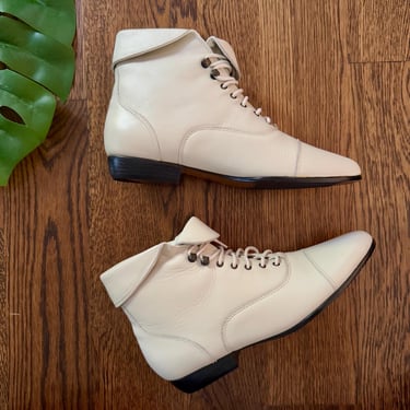 80s White Leather Booties / Ankle Boots White Leather Lace Up Booties/ Free US Shipping / Size 8.5 