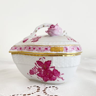 Herend Hungary porcelain trinket box hand painted in raspberry Apponyi pattern. Heart shaped candy dish with lid and pink china roses 