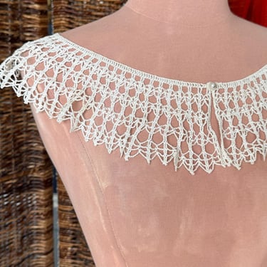 Vintage Crochet Lace Collar, Wide Lace Collar, Button Closure, Crocheted Tatted, Cottage Core, Edwardian, Victorian, Accessory 