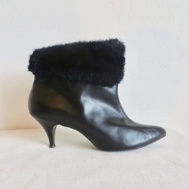 Vintage 1960's Size 8.5 Mod Beatnik Black Leather Pointed Toes Kitten Heel Booties with Faux Fur Trim Rubber Soles 60's Boots Fall Winter 