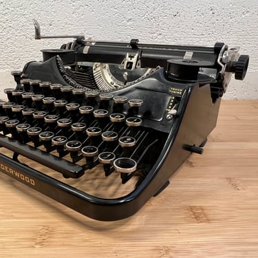 1936 Underwood Universal Portable Typewriter with Case, Gloss Black Finish. New Ribbon, manual 