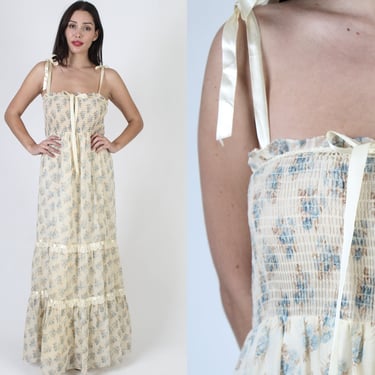 70s Cream Calico Summer Dress / Vintage Off The Shoulder Adjustable Tie Straps / Tiny Floral Lace Prairie Lawn Gown 