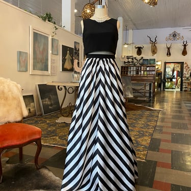black and white striped gown, 2000s formal dress, betsy & Adam, size 4, maxi dress, Beetlejuice, Lydia style, 27, pockets, gothic, prom 