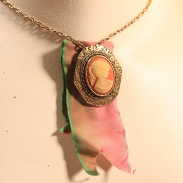 1950s 1960s Pink and Gold Tone Metal Cameo Ribbon Pendant Necklace 