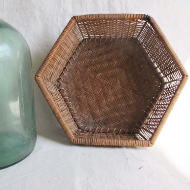 Vintage 70s Brown Basket - Hexagonal Fruit Basket - Wicker Display Basket - Woven Basket Bowl - Farmhouse Shabby Chic Decor 