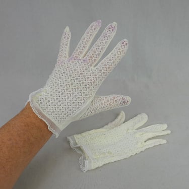 Vintage Gloves - Off-White Stretch Lace Small Ruffle Trim Small Buttons - Small - 1960s or 1970s 