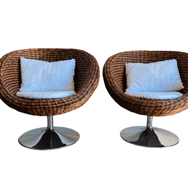 Modern Pair of Swiveling Wicker Chairs 