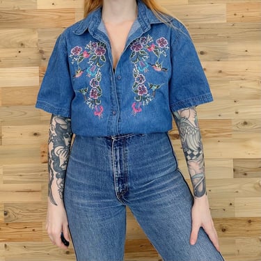90's Vintage Blue Jean Denim Embroidered Flowers Hummingbird Short Sleeve Button Up Oxford Shirt Top Blouse 