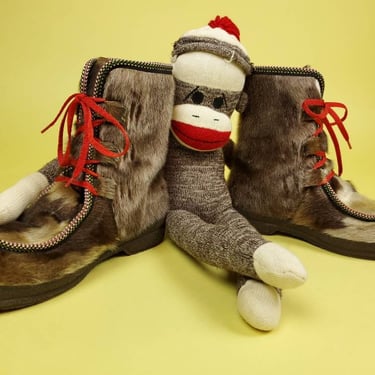 Reindeer fur boots from the 60s/70s. Super warm Norwegian winter snow boots lace-up curled toe & colorful trim. Nutukas FIMBUL (W 9/39) 