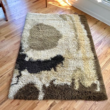 Midcentury Danish rya rug by Ege Rya Denmark 6.5 x 4.5 feet / 1960s or 70s area shag rug carpet in neutral tones 100% wool 