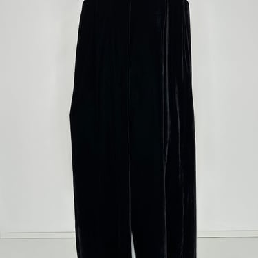 1930s Black Velvet Evening Cape with a Ruffle Collar & Large Button Closure