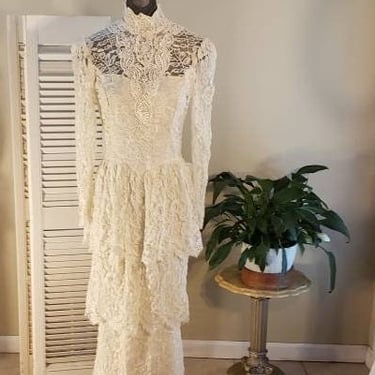 Vintage 80s Handmade All Lace Romantic Scalloped Ivory Tiered Wedding Dress  28