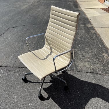 Herman Miller Eames Aluminum Group Executive Office Desk Chair in Leather EA337 