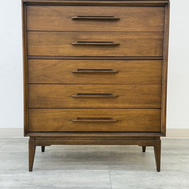 Mid-Century Modern Walnut 5-Drawer Dresser / Chest 